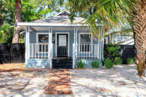 House in Saint Petersburg, Florida 3 bedrooms, 80.64 sq.m. № 2227796 - photo 2