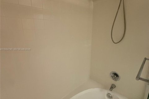 Condo in Miami, Florida, 1 bedroom  № 2001390 - photo 16