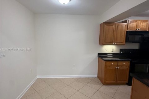 Condo in Miami, Florida, 1 bedroom  № 2001390 - photo 8
