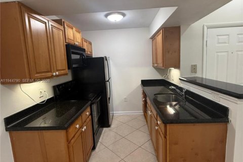 Condo in Miami, Florida, 1 bedroom  № 2001390 - photo 11