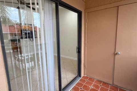 Condo in Miami, Florida, 1 bedroom  № 2001390 - photo 22