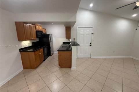 Condo in Miami, Florida, 1 bedroom  № 2001390 - photo 10