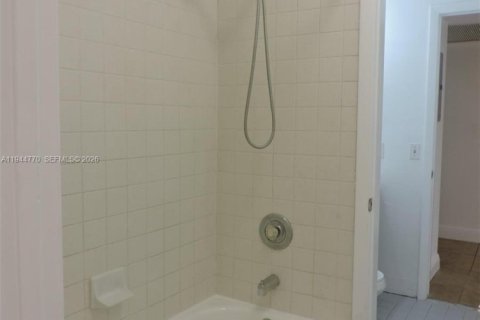 Condo in Homestead, Florida, 1 bedroom  № 2001381 - photo 9