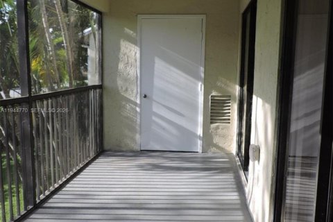 Condo in Homestead, Florida, 1 bedroom  № 2001381 - photo 11