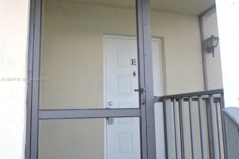 Condo in Homestead, Florida, 1 bedroom  № 2001381 - photo 2