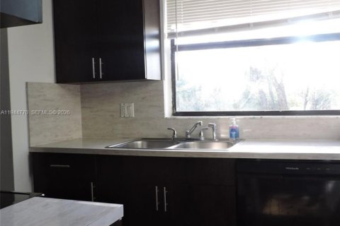 Condo in Homestead, Florida, 1 bedroom  № 2001381 - photo 6