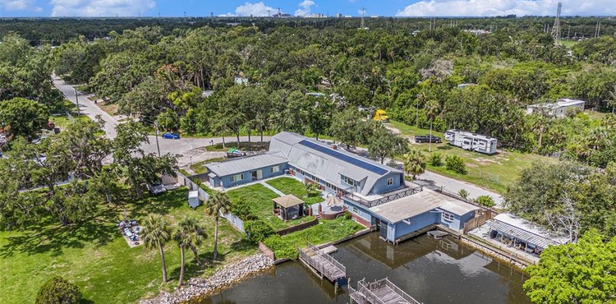 Casa en Gibsonton, Florida 5 dormitorios, 382.76 m2 № 1782189