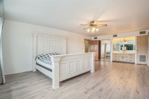 House in Gibsonton, Florida 5 bedrooms, 382.76 sq.m. № 1782189 - photo 9