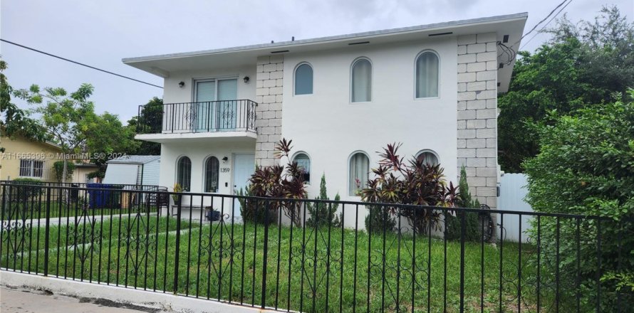 House in Miami, Florida 3 bedrooms, 138.61 sq.m. № 1761585