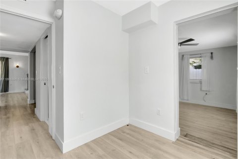 House in Miami, Florida 3 bedrooms, 138.61 sq.m. № 1761585 - photo 15