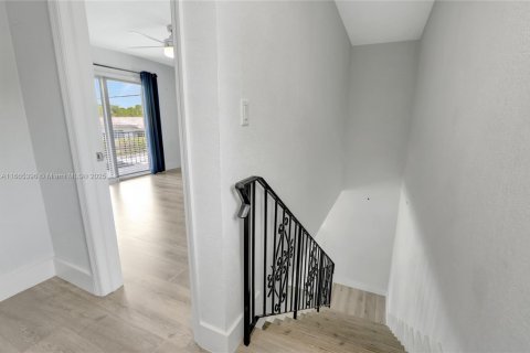 House in Miami, Florida 3 bedrooms, 138.61 sq.m. № 1761585 - photo 12