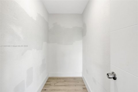 House in Miami, Florida 3 bedrooms, 138.61 sq.m. № 1761585 - photo 7