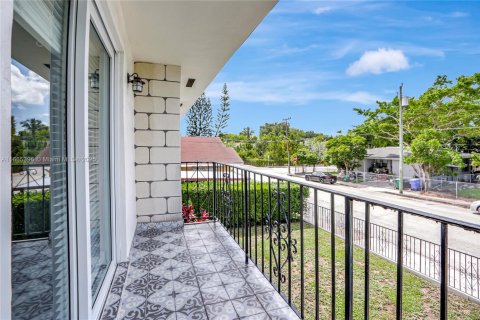 House in Miami, Florida 3 bedrooms, 138.61 sq.m. № 1761585 - photo 25
