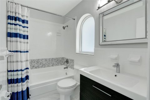 House in Miami, Florida 3 bedrooms, 138.61 sq.m. № 1761585 - photo 13