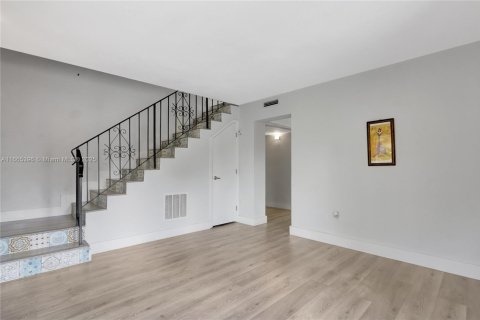 House in Miami, Florida 3 bedrooms, 138.61 sq.m. № 1761585 - photo 24