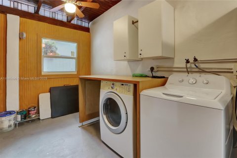 House in Miami, Florida 3 bedrooms, 138.61 sq.m. № 1761585 - photo 22