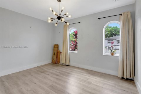 House in Miami, Florida 3 bedrooms, 138.61 sq.m. № 1761585 - photo 18