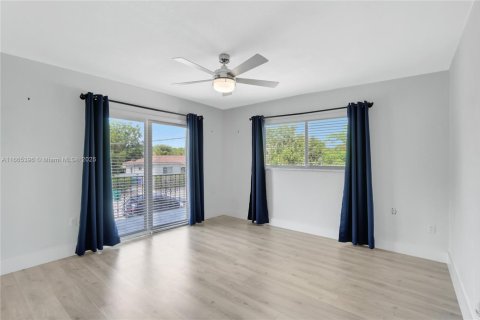 House in Miami, Florida 3 bedrooms, 138.61 sq.m. № 1761585 - photo 5