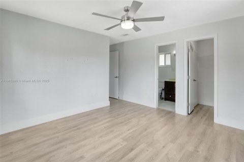 House in Miami, Florida 3 bedrooms, 138.61 sq.m. № 1761585 - photo 9