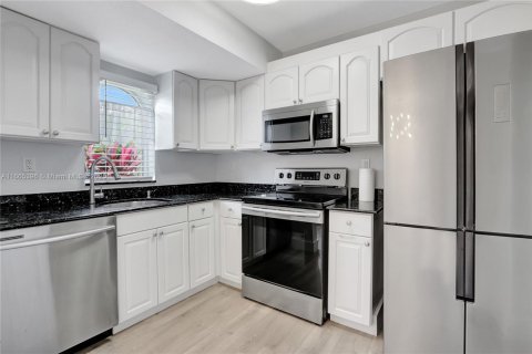 House in Miami, Florida 3 bedrooms, 138.61 sq.m. № 1761585 - photo 20