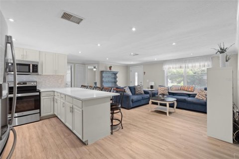 House in Holiday, Florida 4 bedrooms, 141.21 sq.m. № 1853613 - photo 9