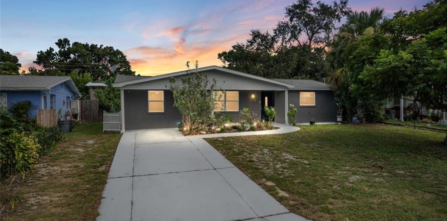 House in Holiday, Florida 4 bedrooms, 141.21 sq.m. № 1853613