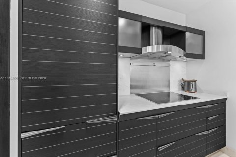 Condo in Miami, Florida, 2 bedrooms № 2082355 - photo 8