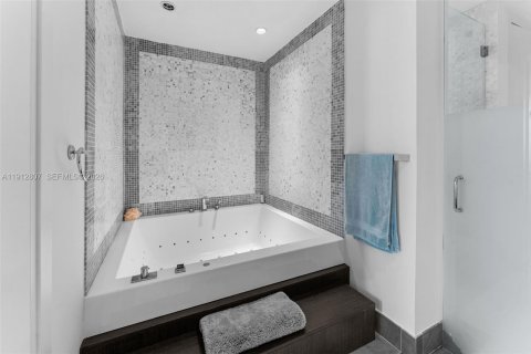 Condo in Miami, Florida, 2 bedrooms № 2082355 - photo 21