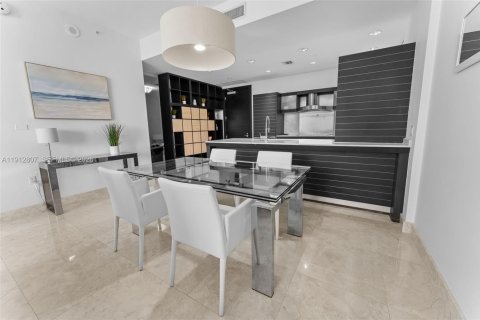 Condo in Miami, Florida, 2 bedrooms № 2082355 - photo 10