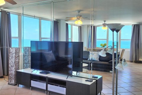 Condominio en alquiler en Hollywood, Florida, 2 dormitorios, 123.56 m2 № 1623414 - foto 10