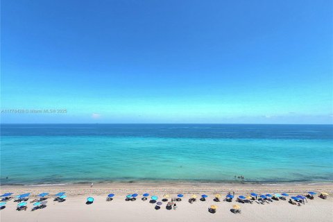 Condominio en alquiler en Hollywood, Florida, 2 dormitorios, 123.56 m2 № 1623414 - foto 2