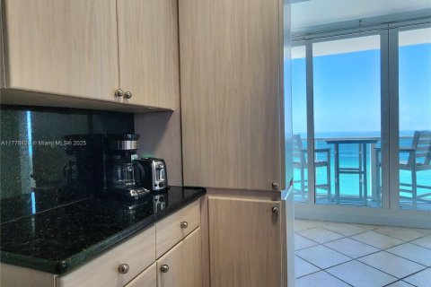 Condominio en alquiler en Hollywood, Florida, 2 dormitorios, 123.56 m2 № 1623414 - foto 15