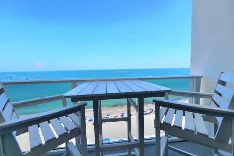 Condominio en alquiler en Hollywood, Florida, 2 dormitorios, 123.56 m2 № 1623414 - foto 1