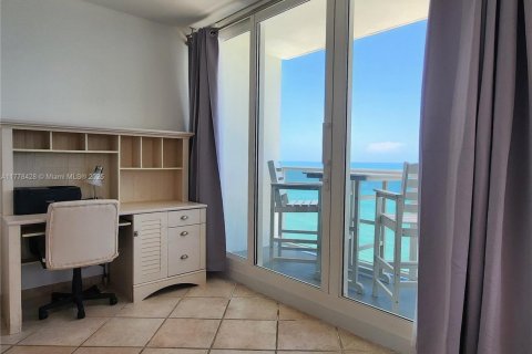 Condominio en alquiler en Hollywood, Florida, 2 dormitorios, 123.56 m2 № 1623414 - foto 17