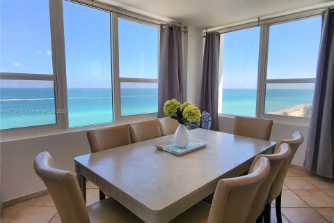 Condominio en alquiler en Hollywood, Florida, 2 dormitorios, 123.56 m2 № 1623414 - foto 5