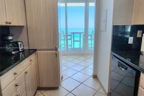 Condominio en alquiler en Hollywood, Florida, 2 dormitorios, 123.56 m2 № 1623414 - foto 16