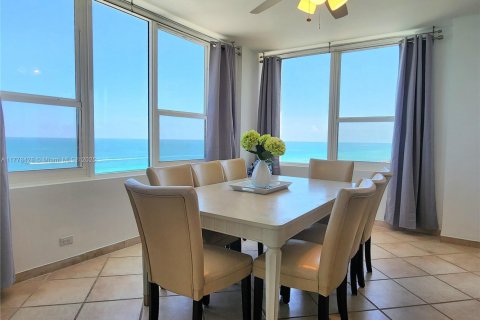 Condominio en alquiler en Hollywood, Florida, 2 dormitorios, 123.56 m2 № 1623414 - foto 12