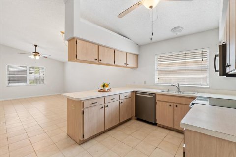 Villa ou maison à vendre à Zephyrhills, Floride: 3 chambres, 122.63 m2 № 2142161 - photo 12