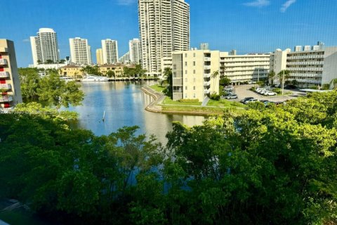 Condominio en venta en Aventura, Florida, 1 dormitorio, 71.35 m2 № 1748598 - foto 1