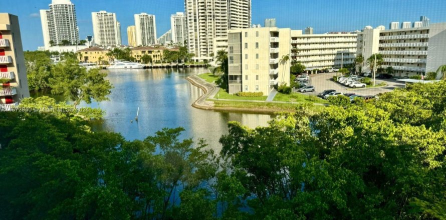 Condominio en Aventura, Florida, 1 dormitorio  № 1748598