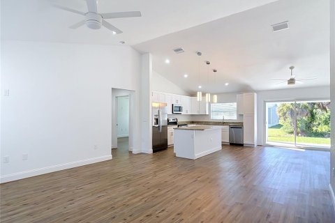 Villa ou maison à vendre à Port Charlotte, Floride: 3 chambres, 139.54 m2 № 2398570 - photo 4