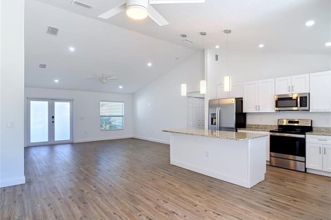 Villa ou maison à vendre à Port Charlotte, Floride: 3 chambres, 139.54 m2 № 2398570 - photo 2