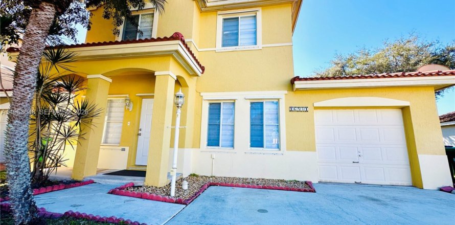 Дом в Майами, Флорида 3 спальни, 141.95м2 № 2026415