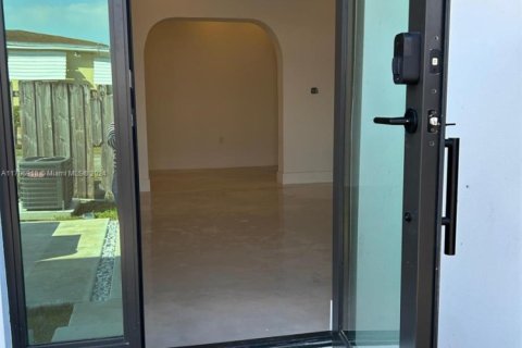 Appartement à louer à Miami, Floride: 1 chambre, 376.07 m2 № 1934326 - photo 4