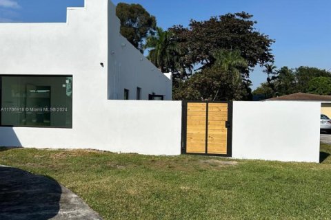 Appartement à louer à Miami, Floride: 1 chambre, 376.07 m2 № 1934326 - photo 2