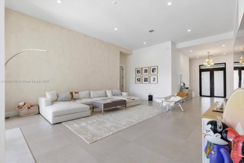 House in Hollywood, Florida 4 bedrooms, 288 sq.m. № 2016803 - photo 9