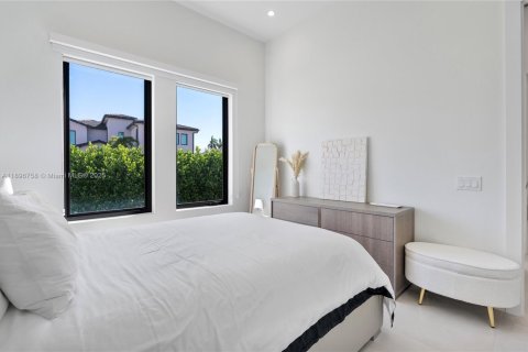 House in Hollywood, Florida 4 bedrooms, 288 sq.m. № 2016803 - photo 27