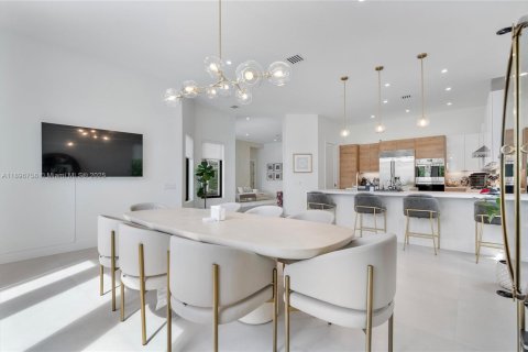 House in Hollywood, Florida 4 bedrooms, 288 sq.m. № 2016803 - photo 18