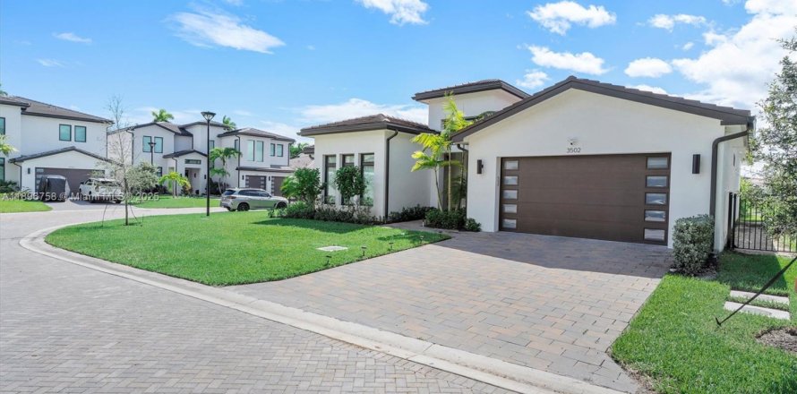 House in Hollywood, Florida 4 bedrooms, 288 sq.m. № 2016803