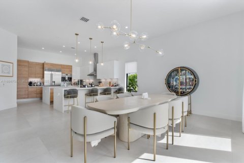 House in Hollywood, Florida 4 bedrooms, 288 sq.m. № 2016803 - photo 17